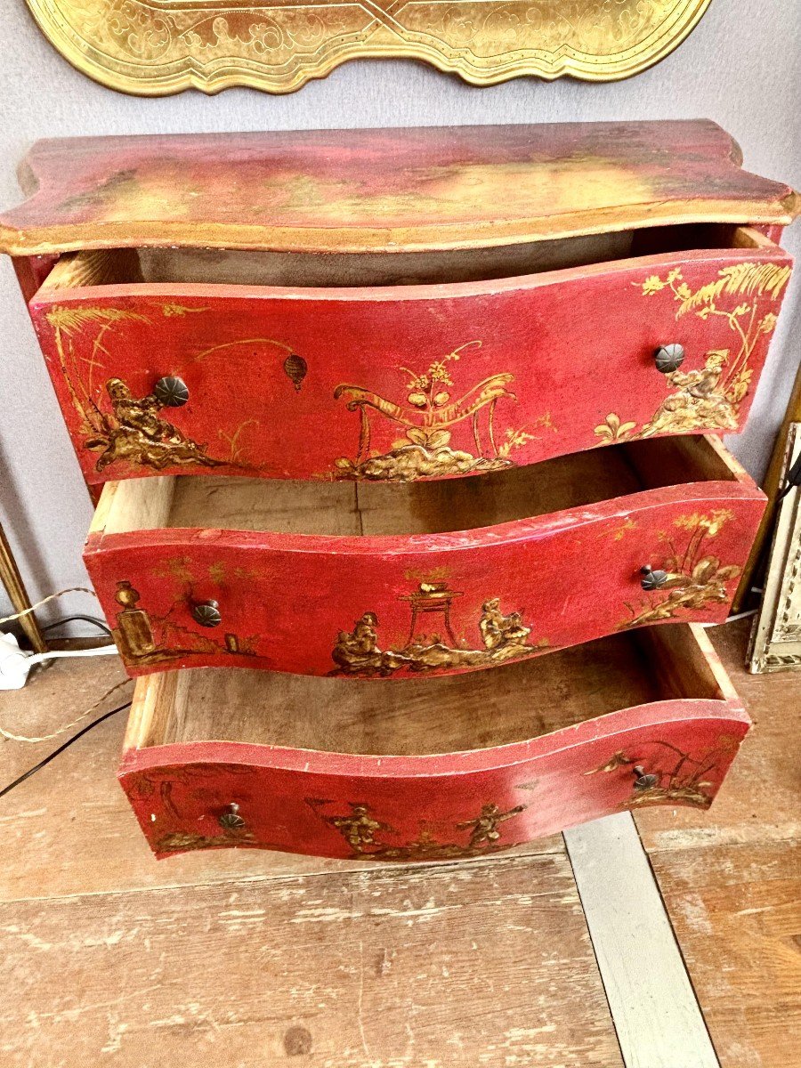 Italian Red Lacquered Chest Of Drawers With Gold Decorations In The Style Of China-photo-4