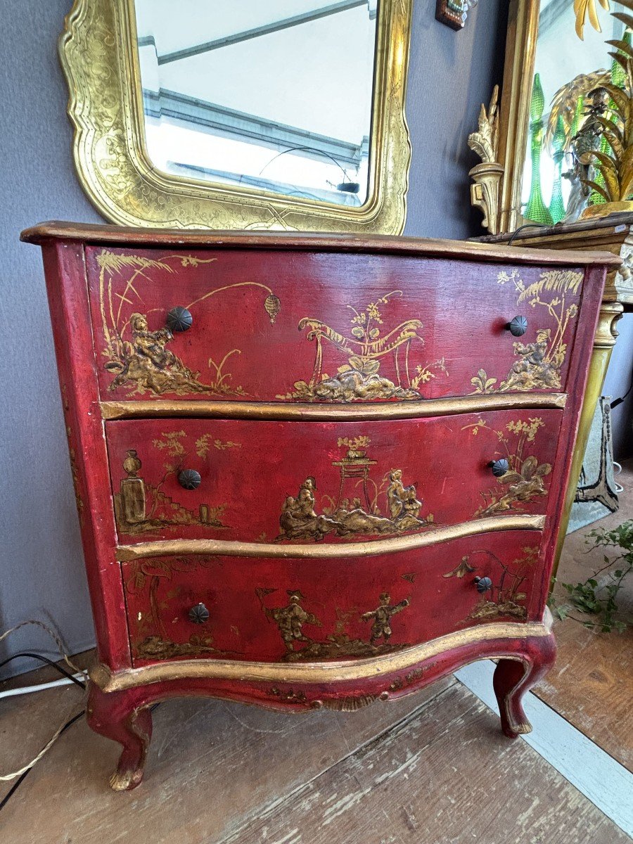 Italian Red Lacquered Chest Of Drawers With Gold Decorations In The Style Of China