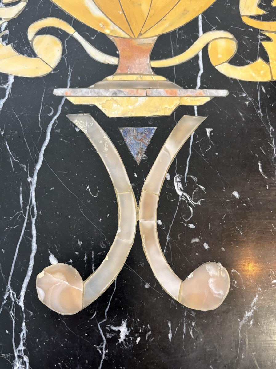 Table basse En Marbre Marqueterie, base en fonte patine crème,  20e Siècle, Italie-photo-1