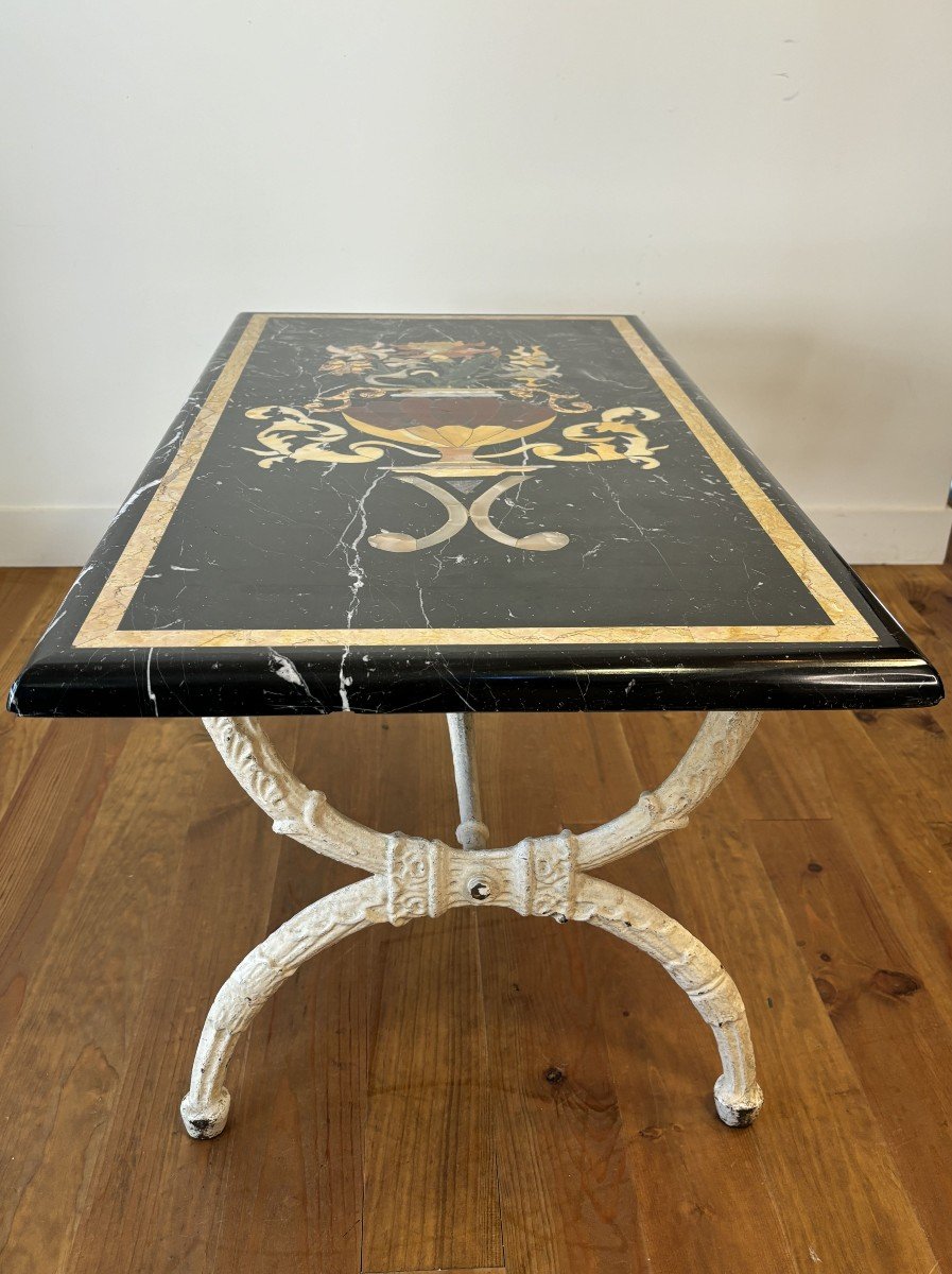 Table basse En Marbre Marqueterie, base en fonte patine crème,  20e Siècle, Italie-photo-3
