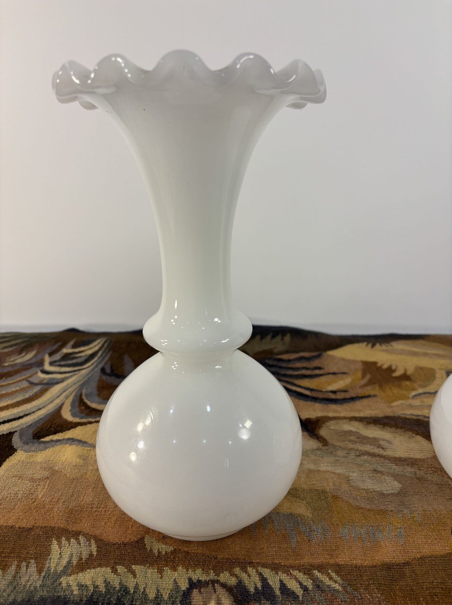 Paire De Vases En Verre Opalin Blanc, fin XIXe-Début XXe Siècle-photo-2