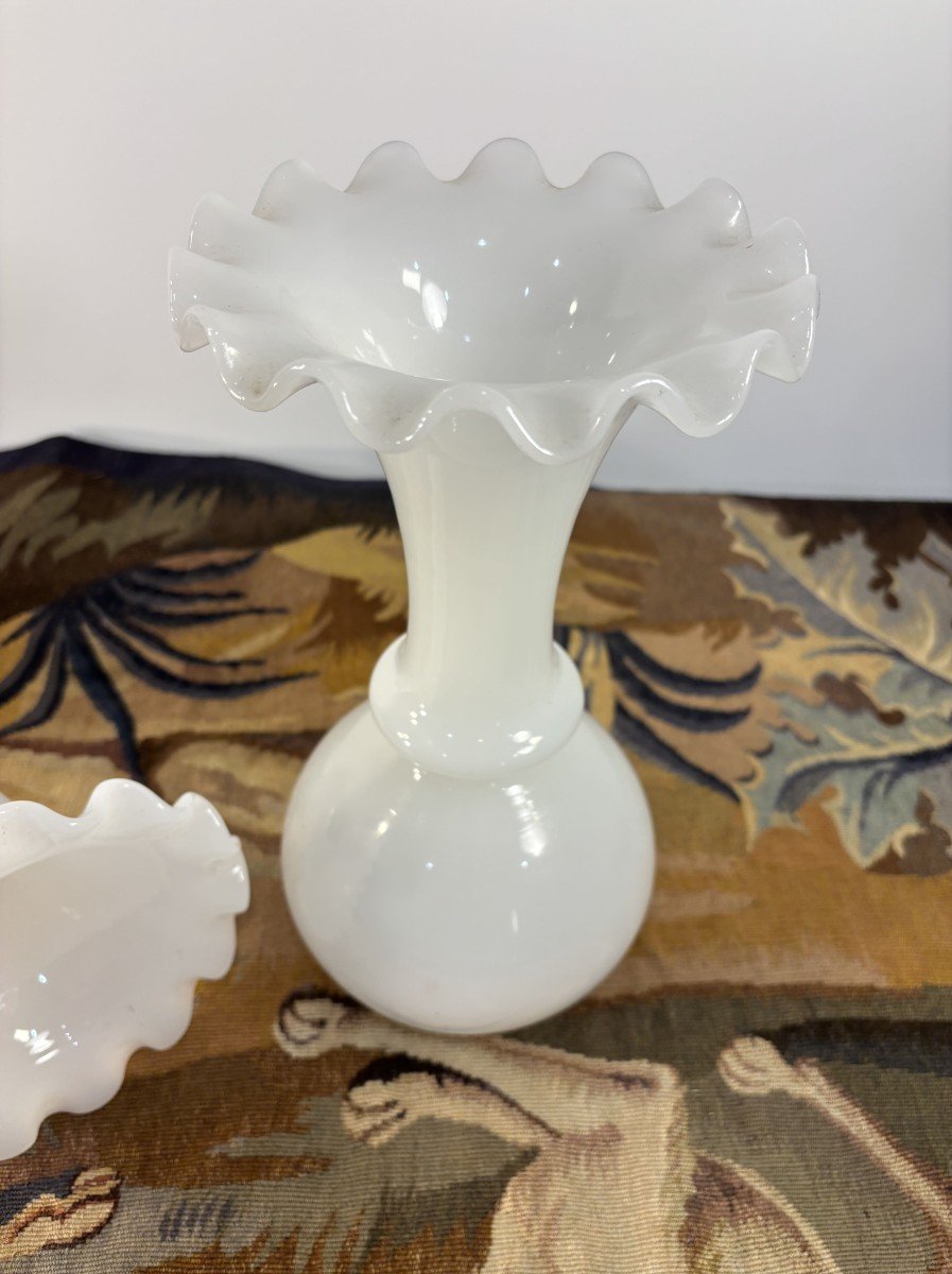 Paire De Vases En Verre Opalin Blanc, fin XIXe-Début XXe Siècle-photo-1