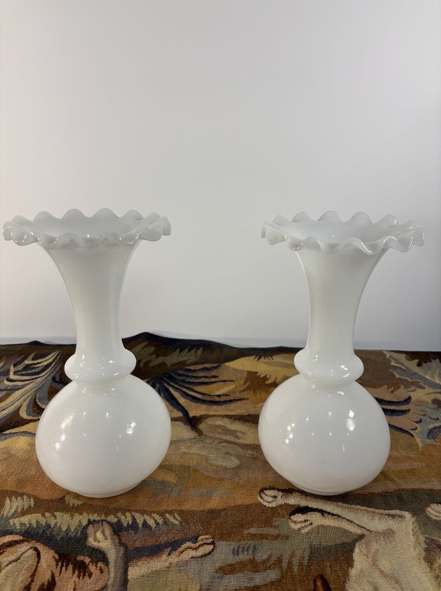 Paire De Vases En Verre Opalin Blanc, fin XIXe-Début XXe Siècle