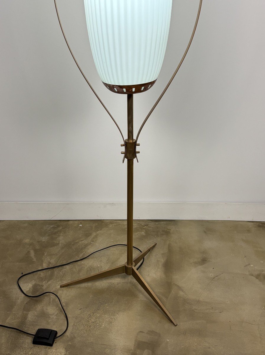 Lampadaire Mid-century Italie, verre de Murano Opalin & Laiton, Attribué à Arredoluce-photo-2