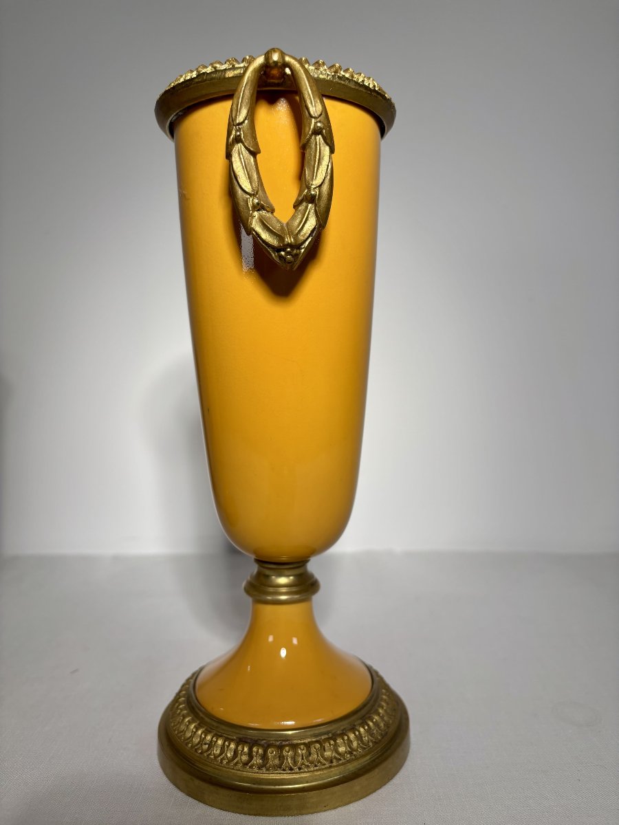 Paire de vases sur piédouche en porcelaine ornés d'une monture en bronze doré, XIXe siècle-photo-5