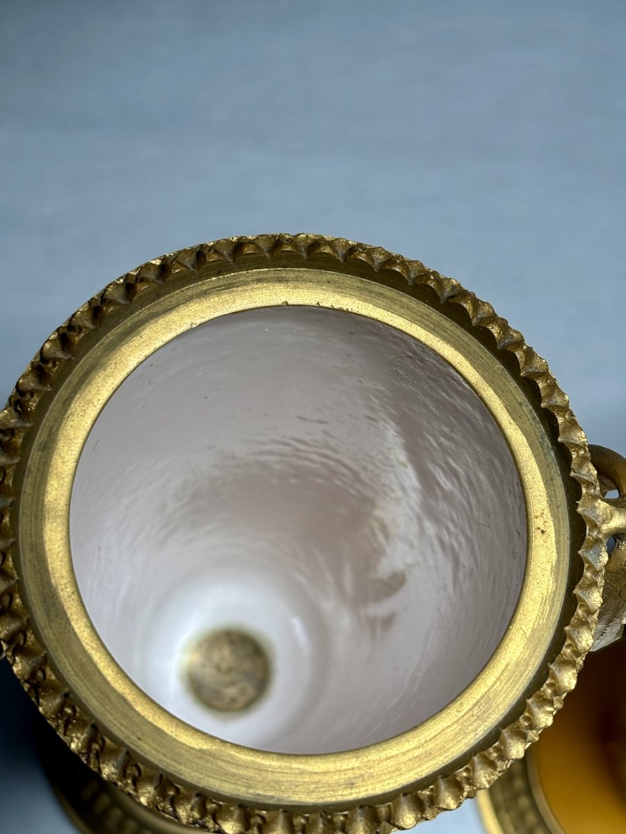 Paire de vases sur piédouche en porcelaine ornés d'une monture en bronze doré, XIXe siècle-photo-7