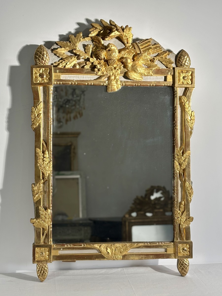 Miroir Louis XVI en bois sculpté et doré, rechampi, XVIIIe siècle