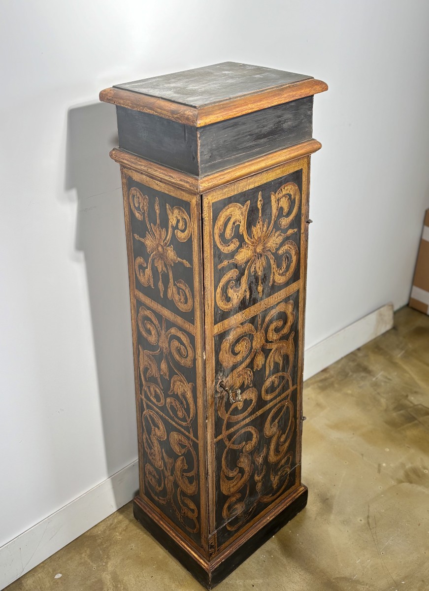 Colonne ou petite armoire en bois peint noir et doré, Italie, XIXe siècle