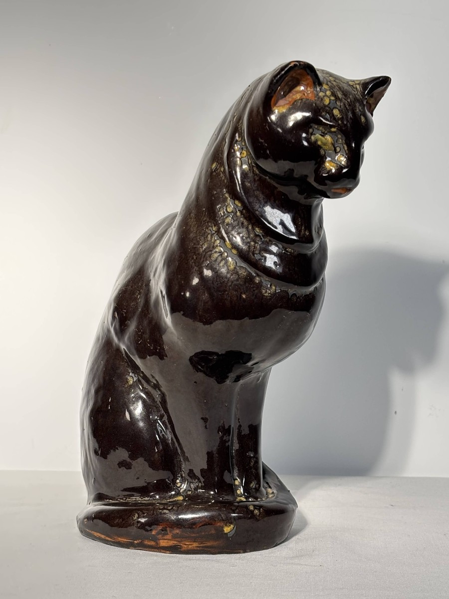 Chat assis en céramique émaillée - France, XXe siècle