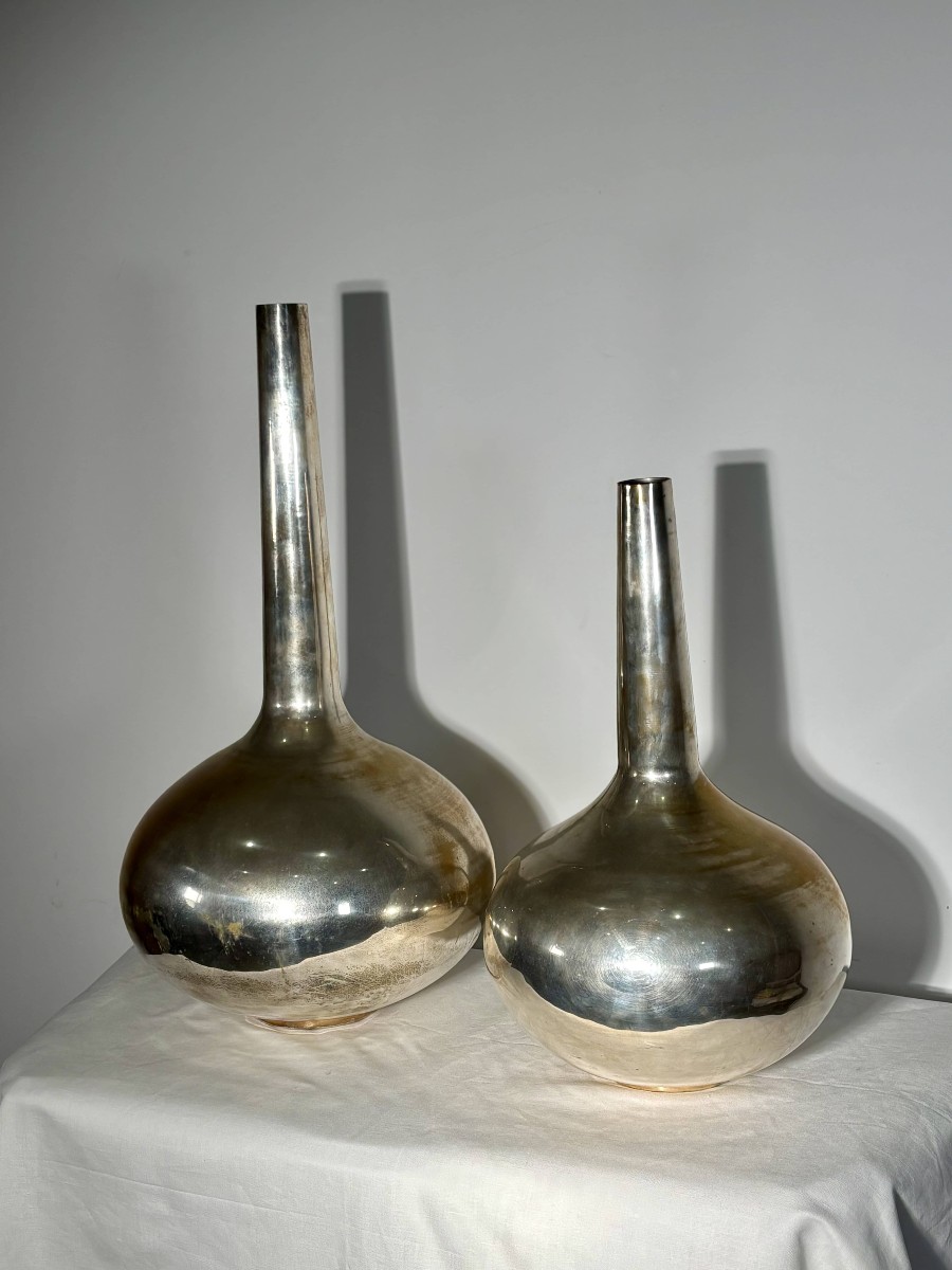 Important Pair Of Silver-plated Metal "bottle" Vases - Italy, 20th Century - Estampillée