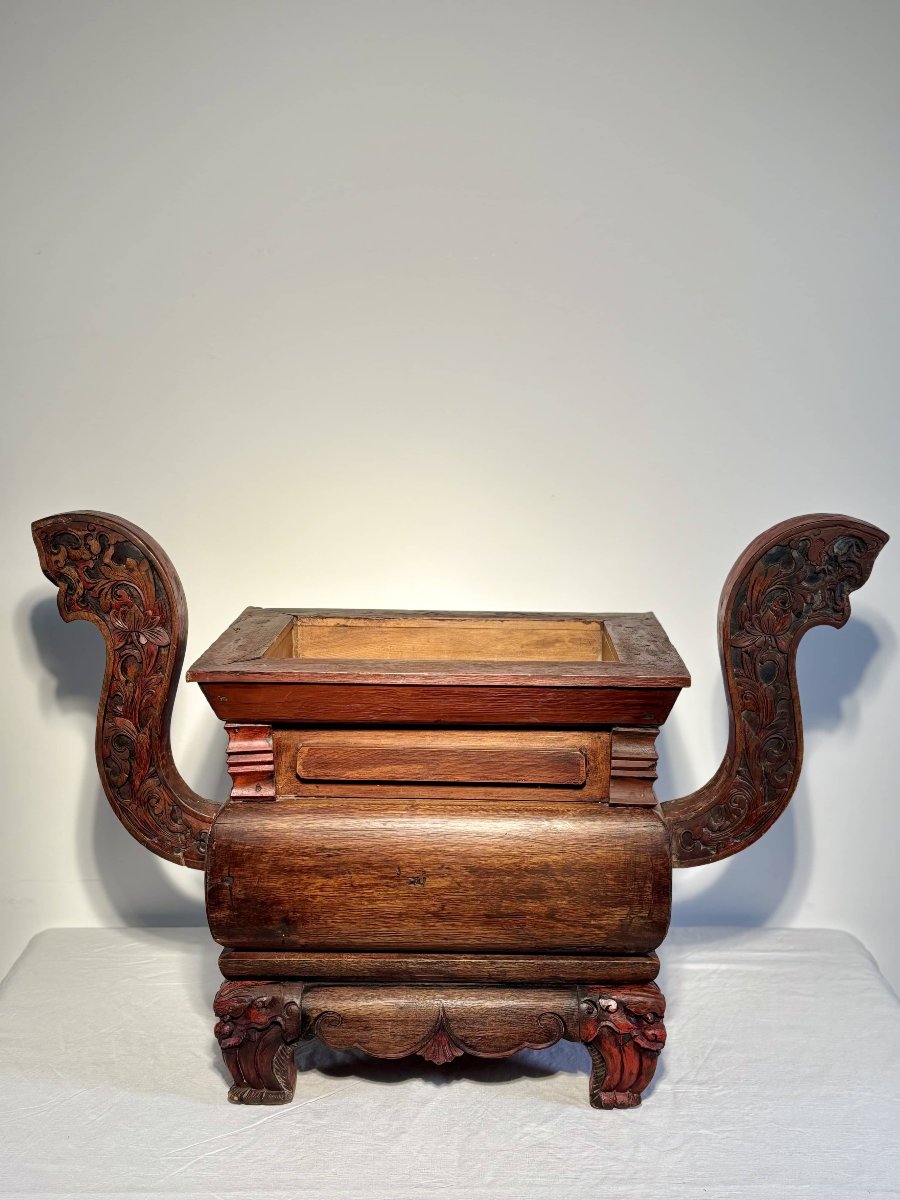 Important brûle-parfum rituel en bois sculpté laqué, Chine, fin XIXe - Début XXe siècle