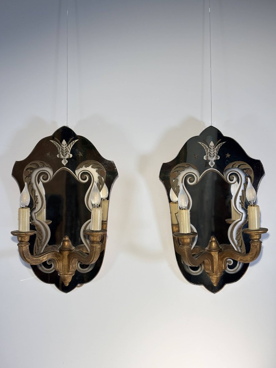 Paire d'appliques miroirs en verre gravé et bois doré, Italie, vers 1950