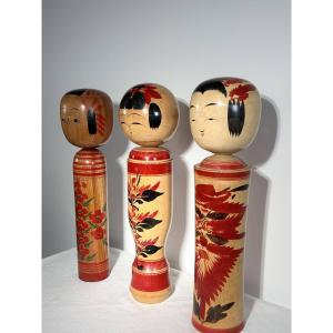 Ensemble de 3 poupées Kokeshi traditionnelles monumentales - Tōhoku, Japon, XXe siècle  