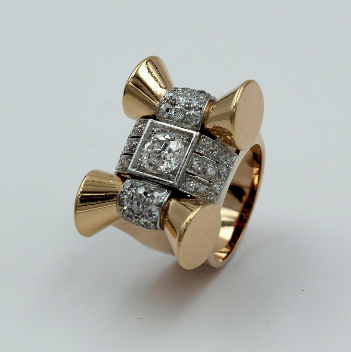 Imposante bague chevalière de dame des années 1940