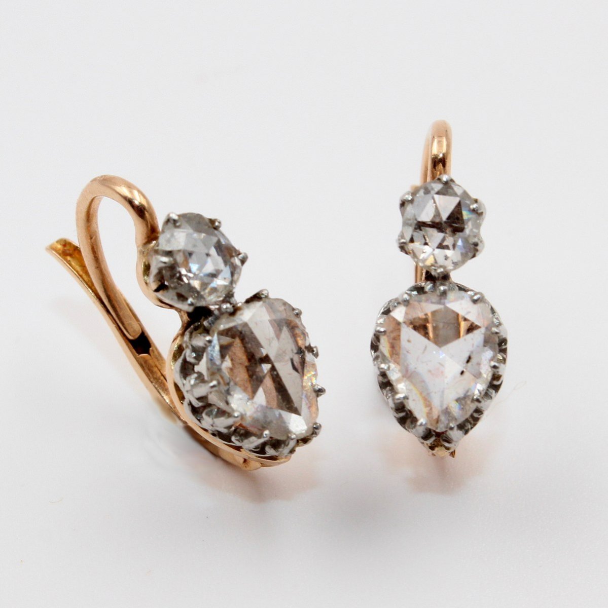 Paire de dormeuses ornées de diamants taillés en roses