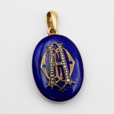 Pendentif médaillon en or jaune monogrammé sur fond émaillé bleu