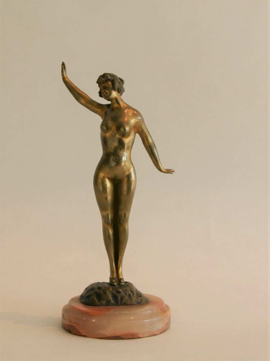 Bronze doré début XXème, danseuse nue au bras levé