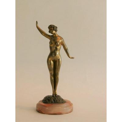 Bronze doré début XXème, danseuse nue au bras levé