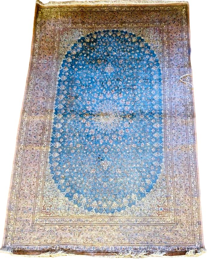 Tapis Ghoum Fait En Soie Iranien, Signé, Année 1950. 