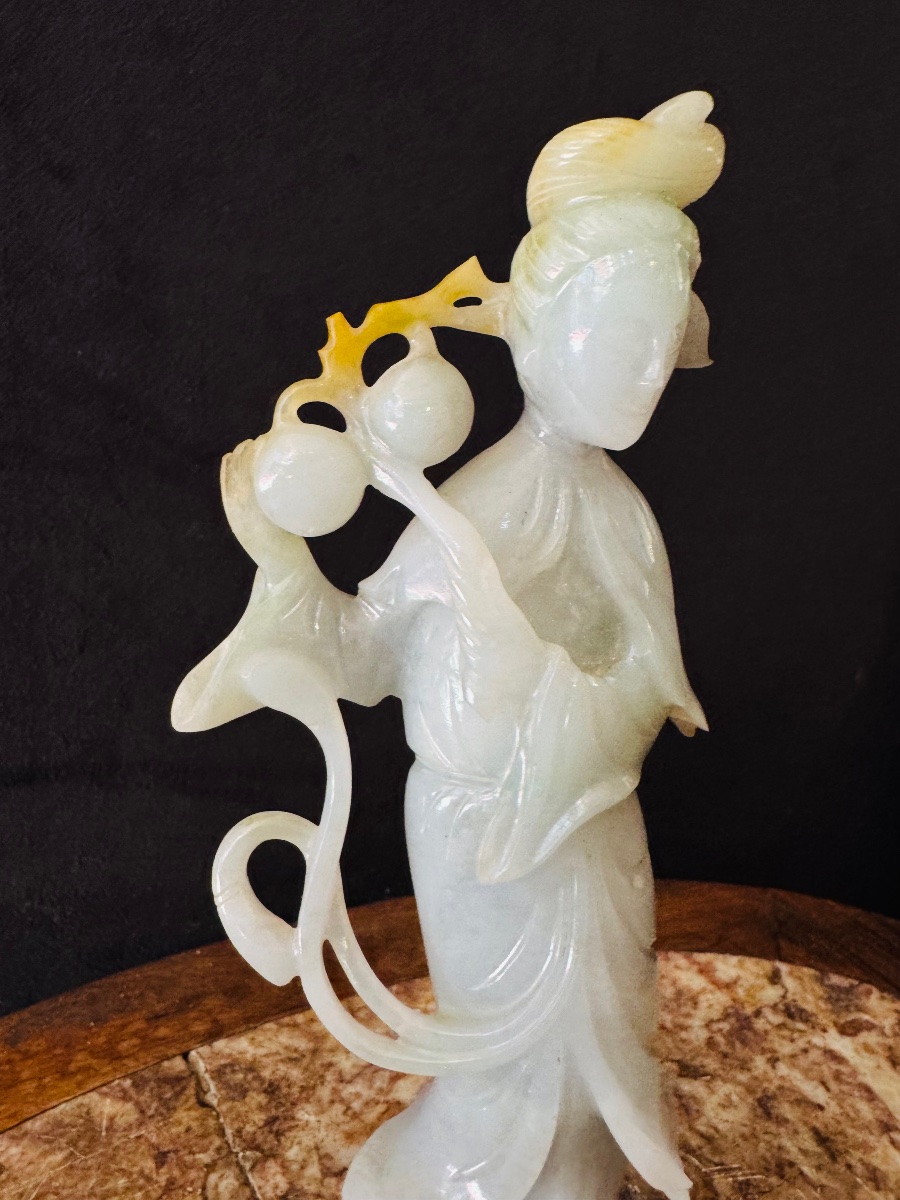 jeune femme aux pêches de longévité en jade-photo-2