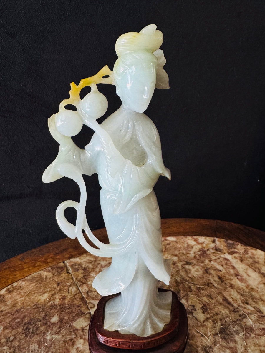 jeune femme aux pêches de longévité en jade-photo-3