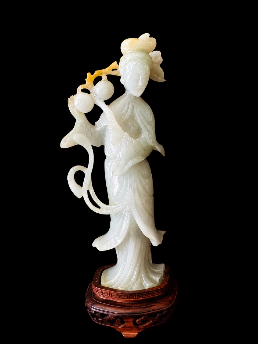 jeune femme aux pêches de longévité en jade