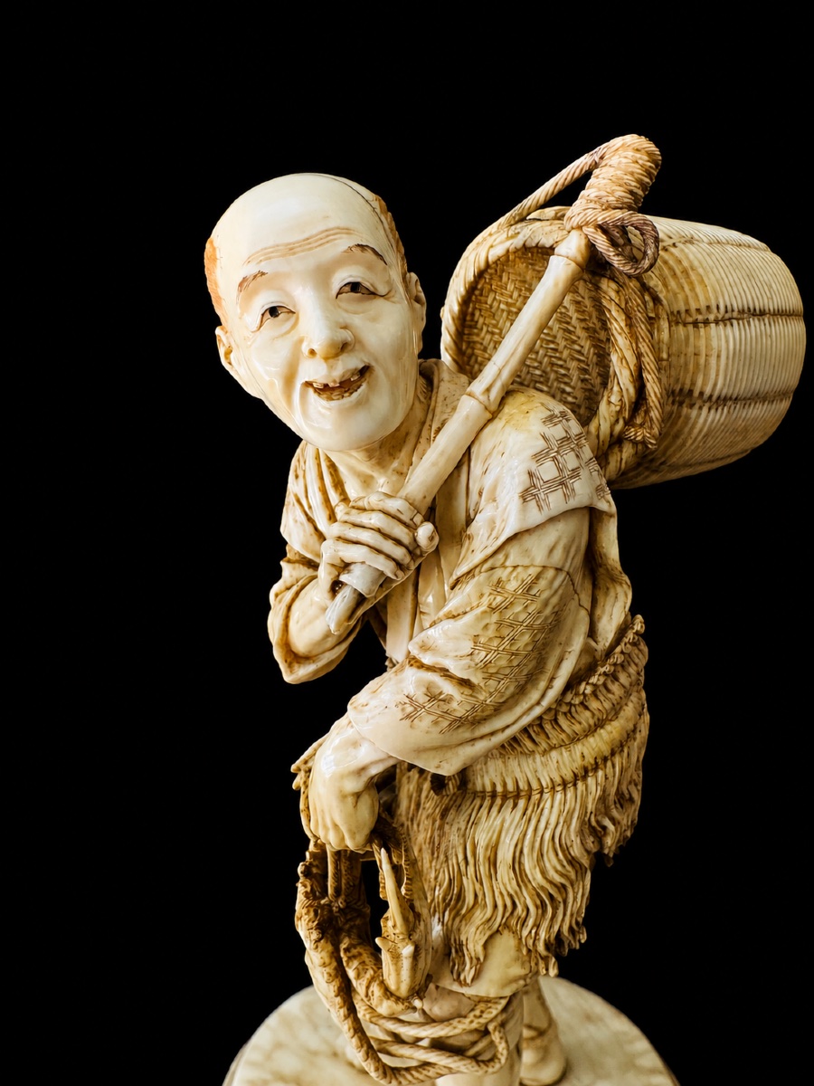 Important Ivory Okimono Depicting A Crab Fisherman-photo-2