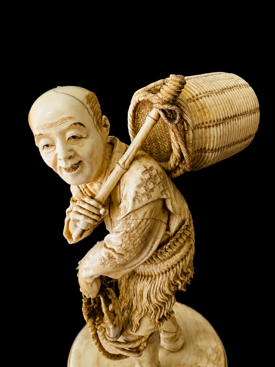 Important Ivory Okimono Depicting A Crab Fisherman-photo-3