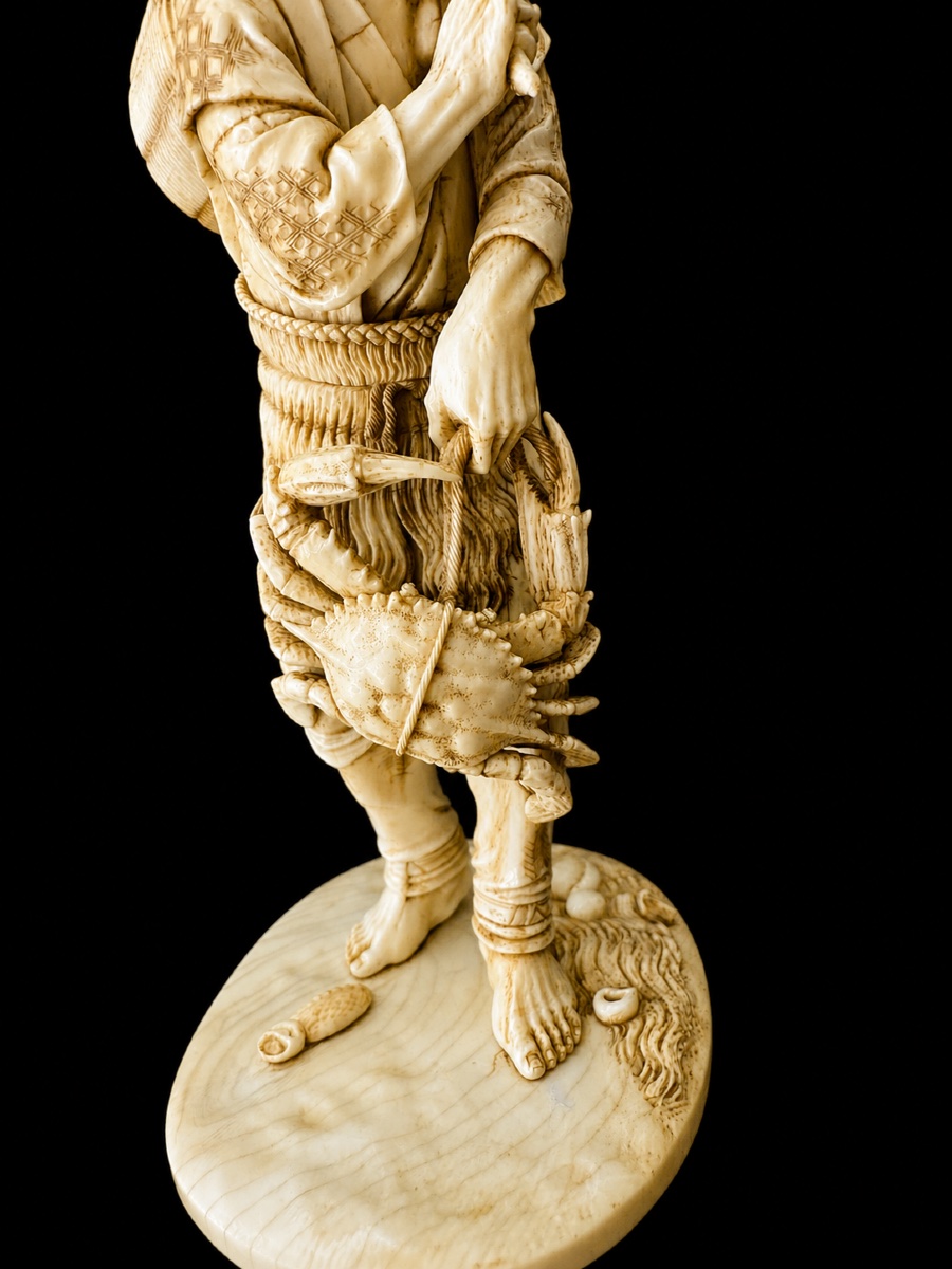 Important Ivory Okimono Depicting A Crab Fisherman-photo-4