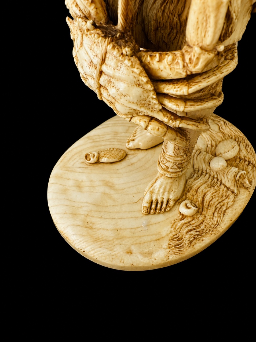 Important Ivory Okimono Depicting A Crab Fisherman-photo-2