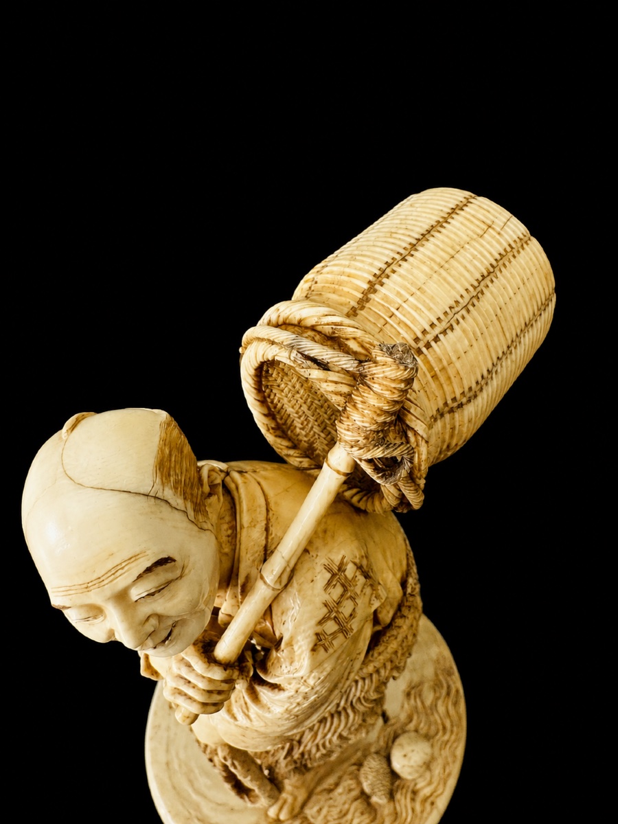 Important Ivory Okimono Depicting A Crab Fisherman-photo-3