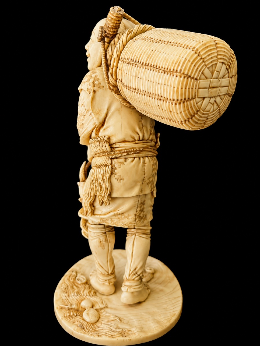 Important Ivory Okimono Depicting A Crab Fisherman-photo-4