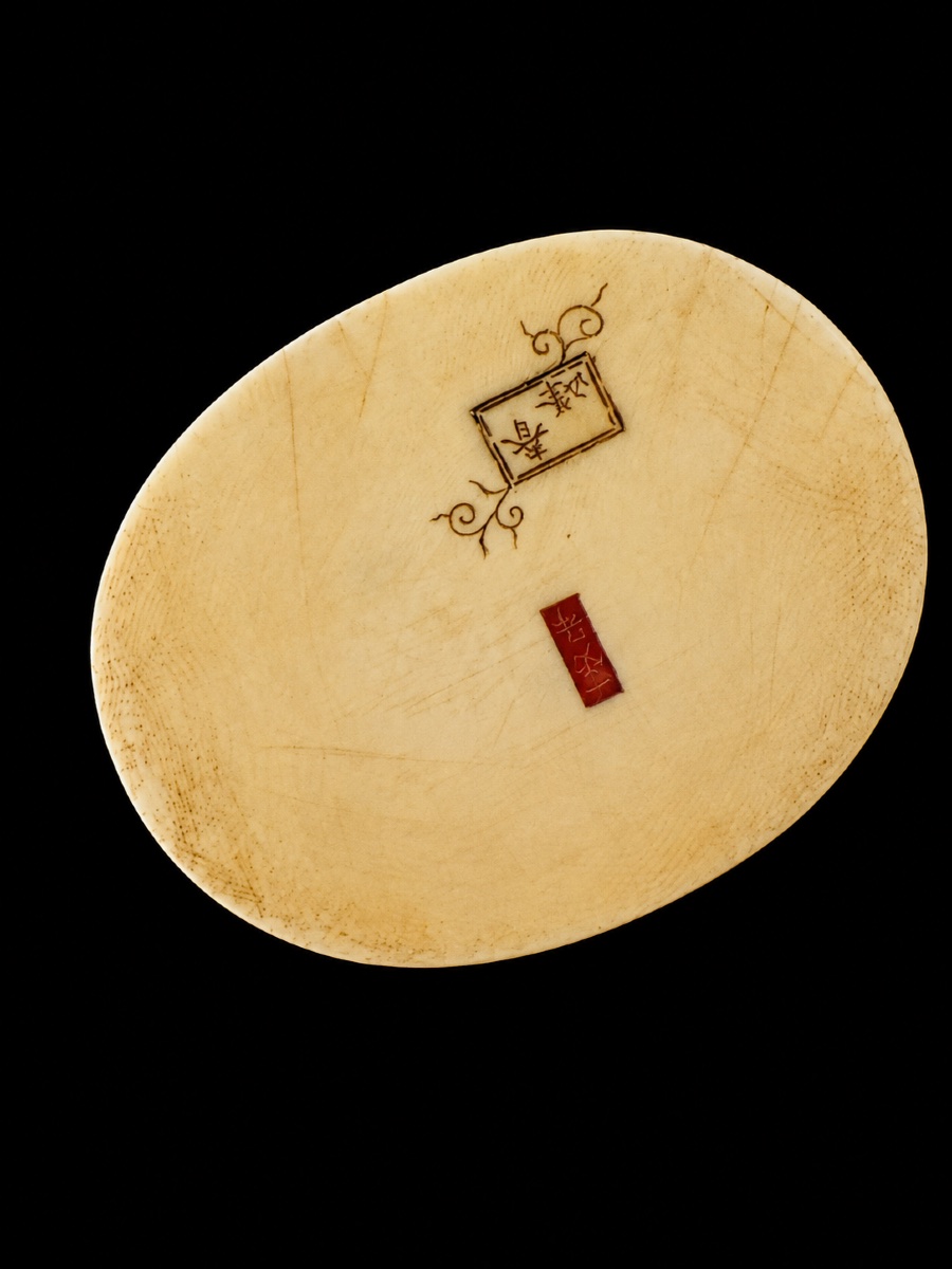 Important Ivory Okimono Depicting A Crab Fisherman-photo-5