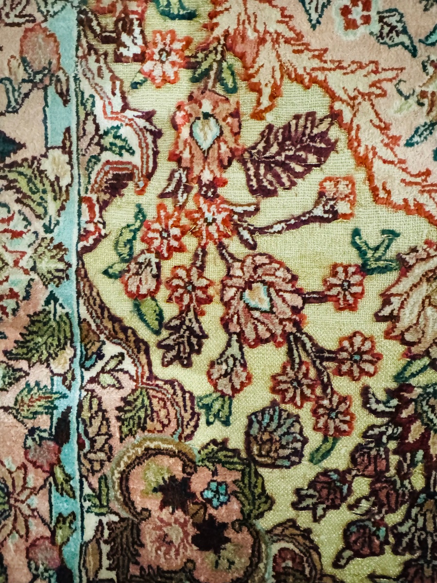 Hereke Carpet Made Of Natural Silk And Gold Thread — Circa 1980, 95 × 60 Cm — 12,000 Knots Per Dm²-photo-3
