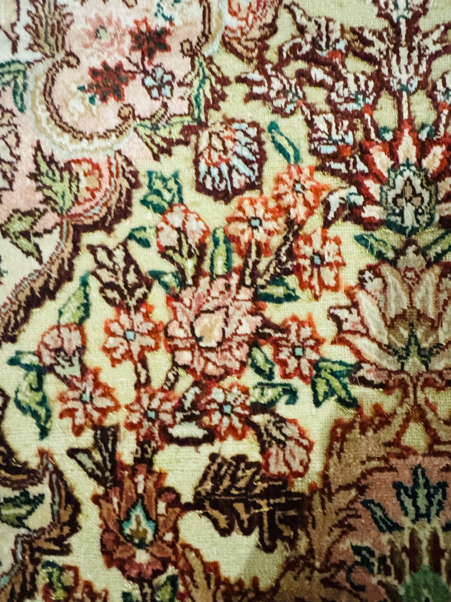 Hereke Carpet Made Of Natural Silk And Gold Thread — Circa 1980, 95 × 60 Cm — 12,000 Knots Per Dm²-photo-2