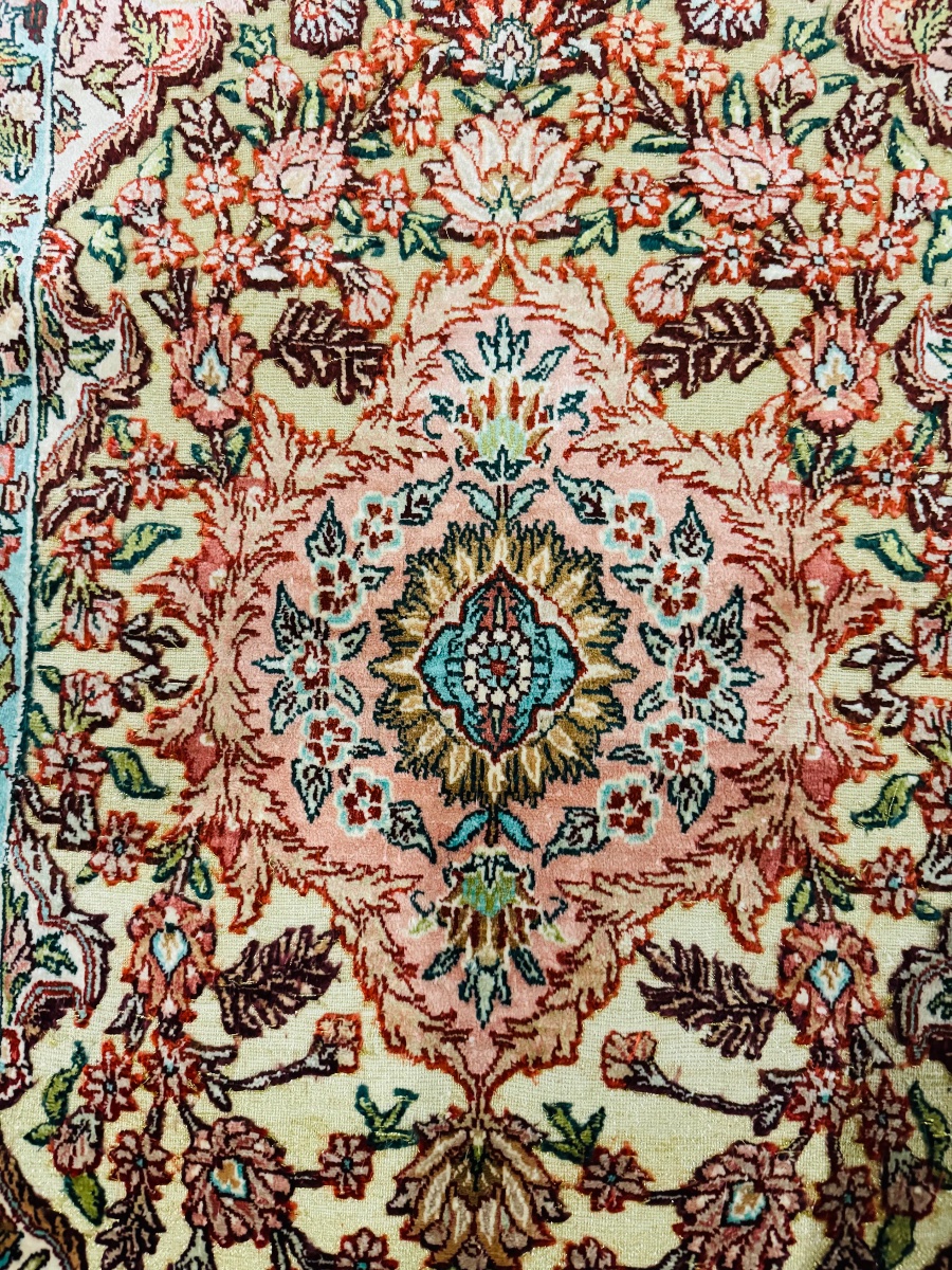 Hereke Carpet Made Of Natural Silk And Gold Thread — Circa 1980, 95 × 60 Cm — 12,000 Knots Per Dm²-photo-6