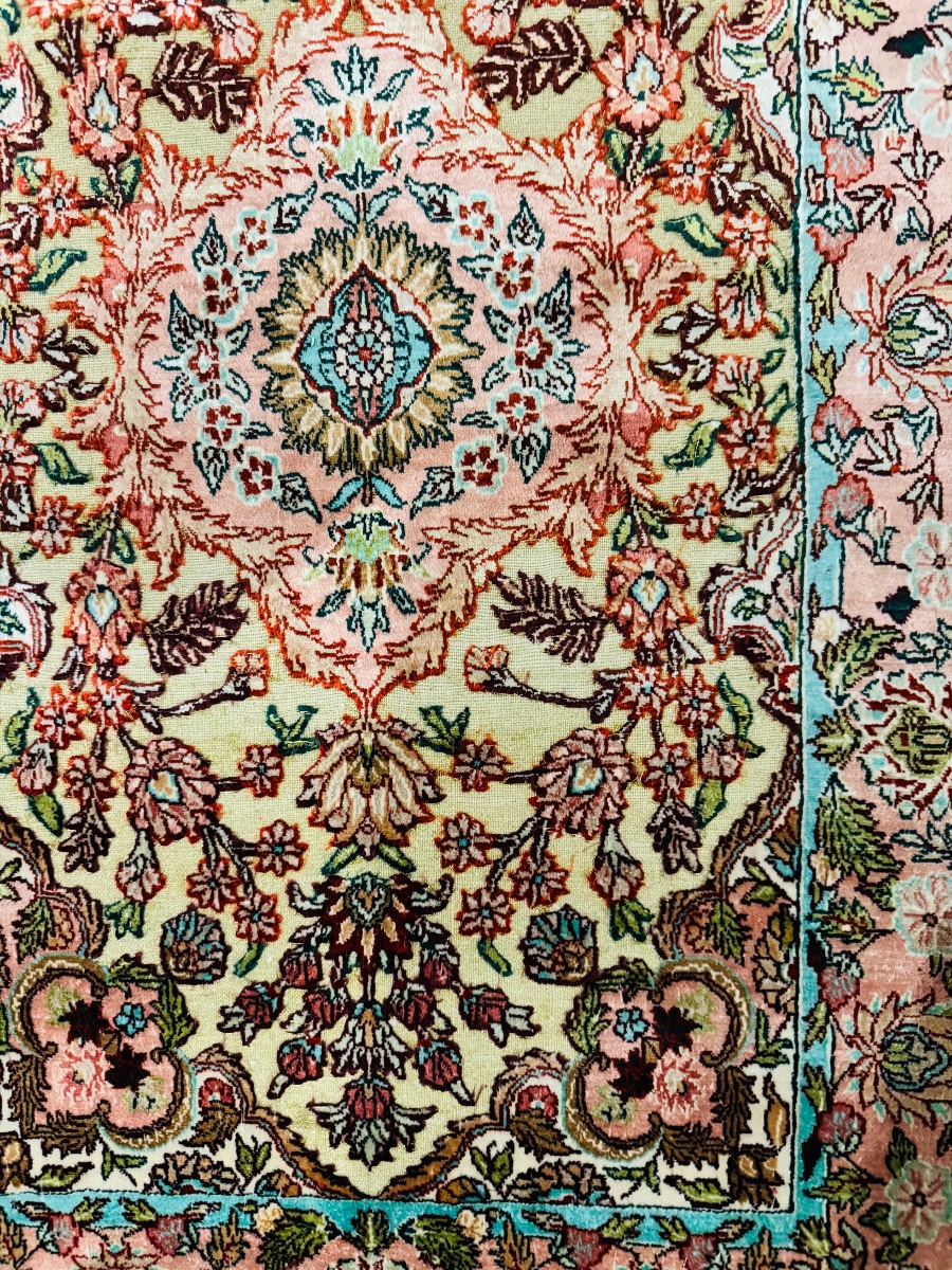 Hereke Carpet Made Of Natural Silk And Gold Thread — Circa 1980, 95 × 60 Cm — 12,000 Knots Per Dm²-photo-7
