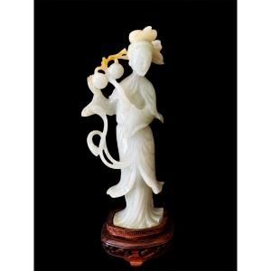 jeune femme aux pêches de longévité en jade