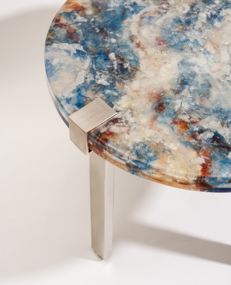 Guéridon en résine à inclusions et laiton nickelé et brossé, Paris, France, vers 2000-photo-4