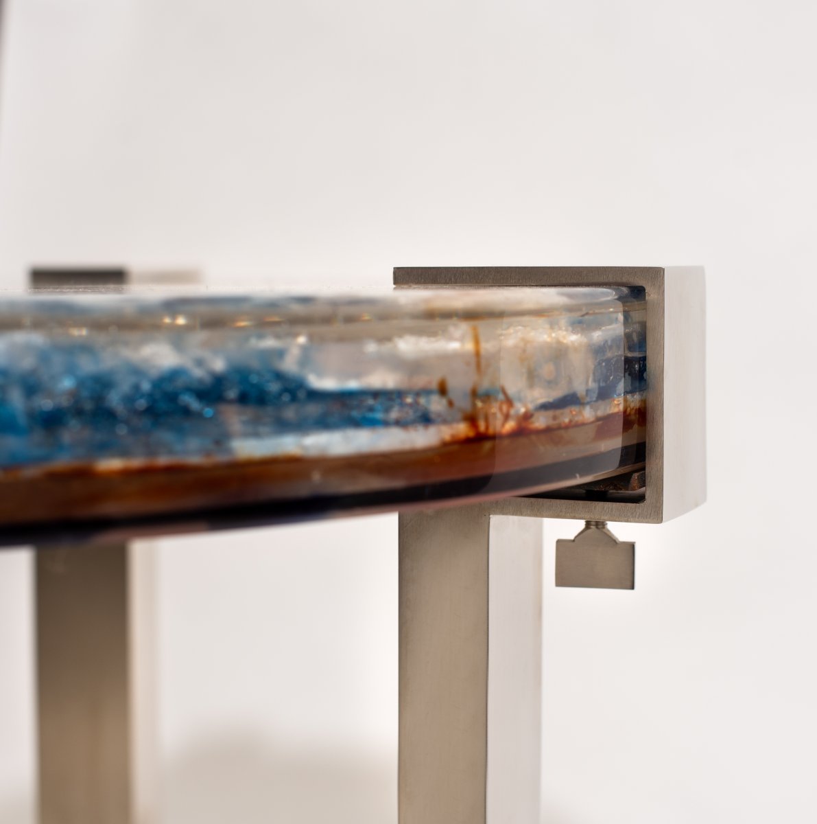 Guéridon en résine à inclusions et laiton nickelé et brossé, Paris, France, vers 2000-photo-1