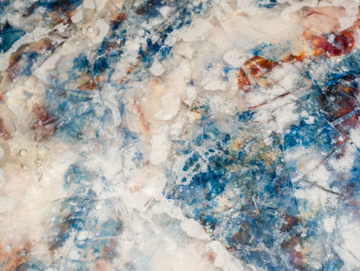 Guéridon en résine à inclusions et laiton nickelé et brossé, Paris, France, vers 2000-photo-2