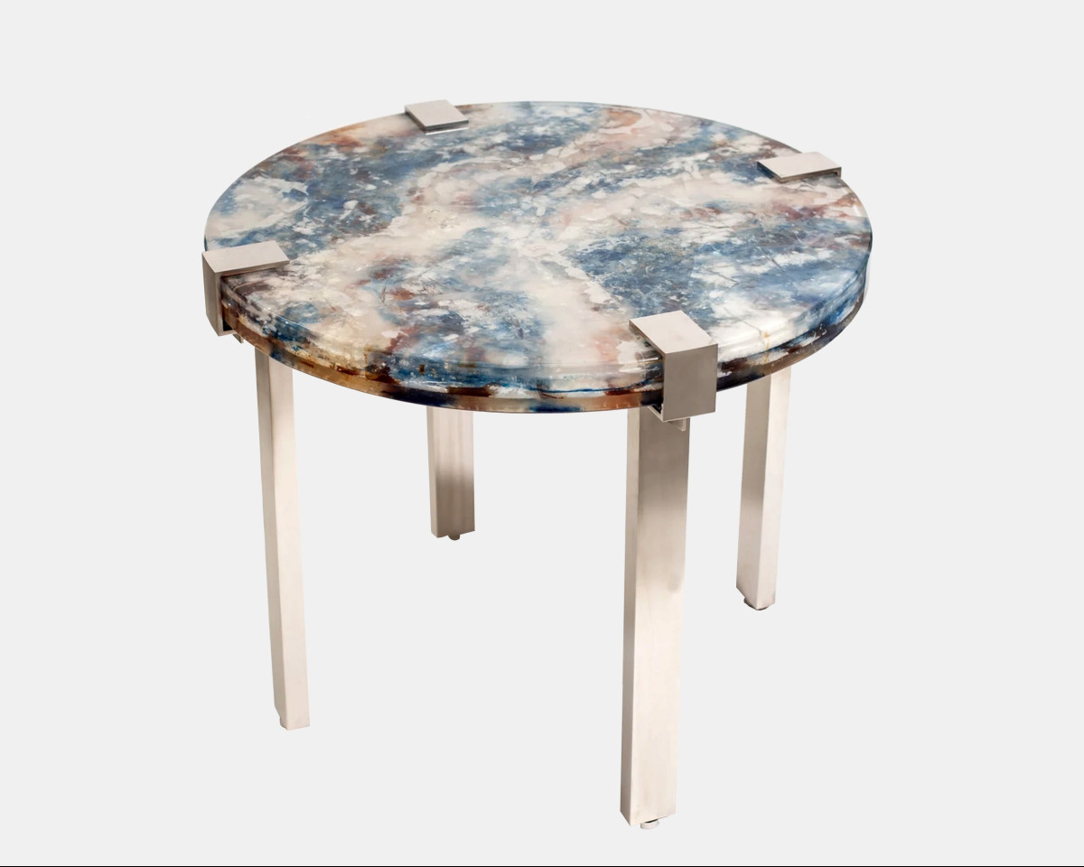 Guéridon en résine à inclusions et laiton nickelé et brossé, Paris, France, vers 2000