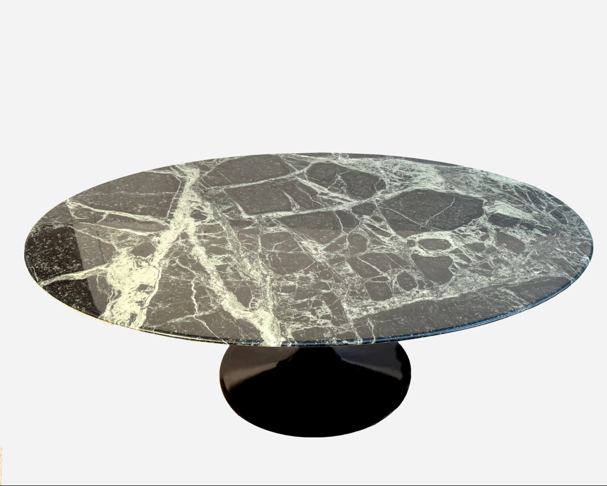 Elegant Oval Coffee Table, By Eero Saarinen, Knoll International, Usa, Circa 1970