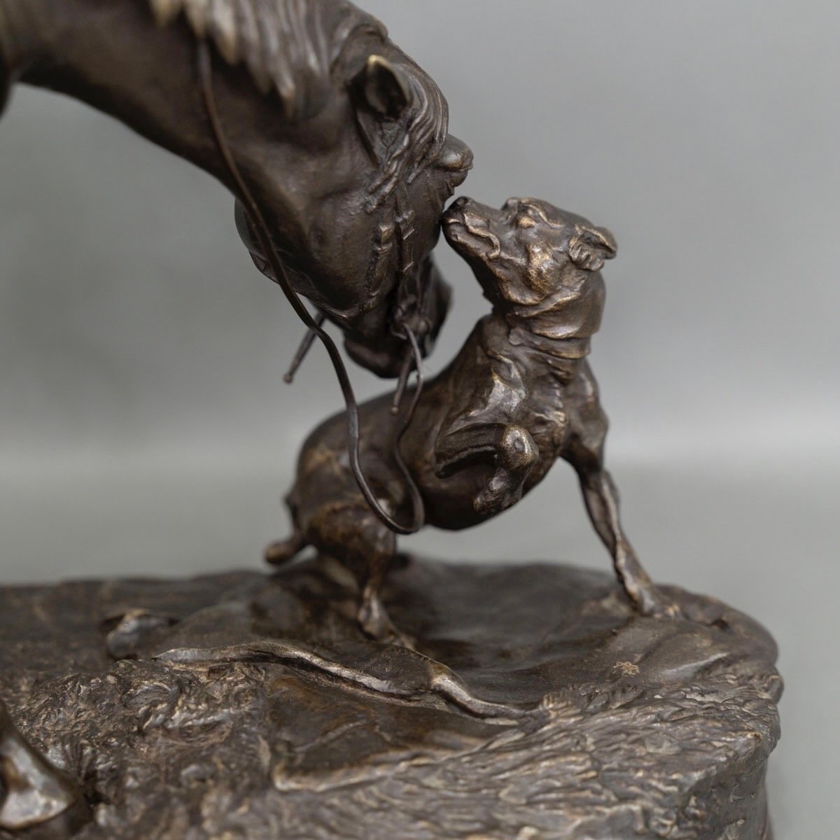 Sculpture - Jument à L’ Écurie Jouant Avec Un Chien , Pierre - Jules Mêne (1810-1879) - Bronze-photo-3
