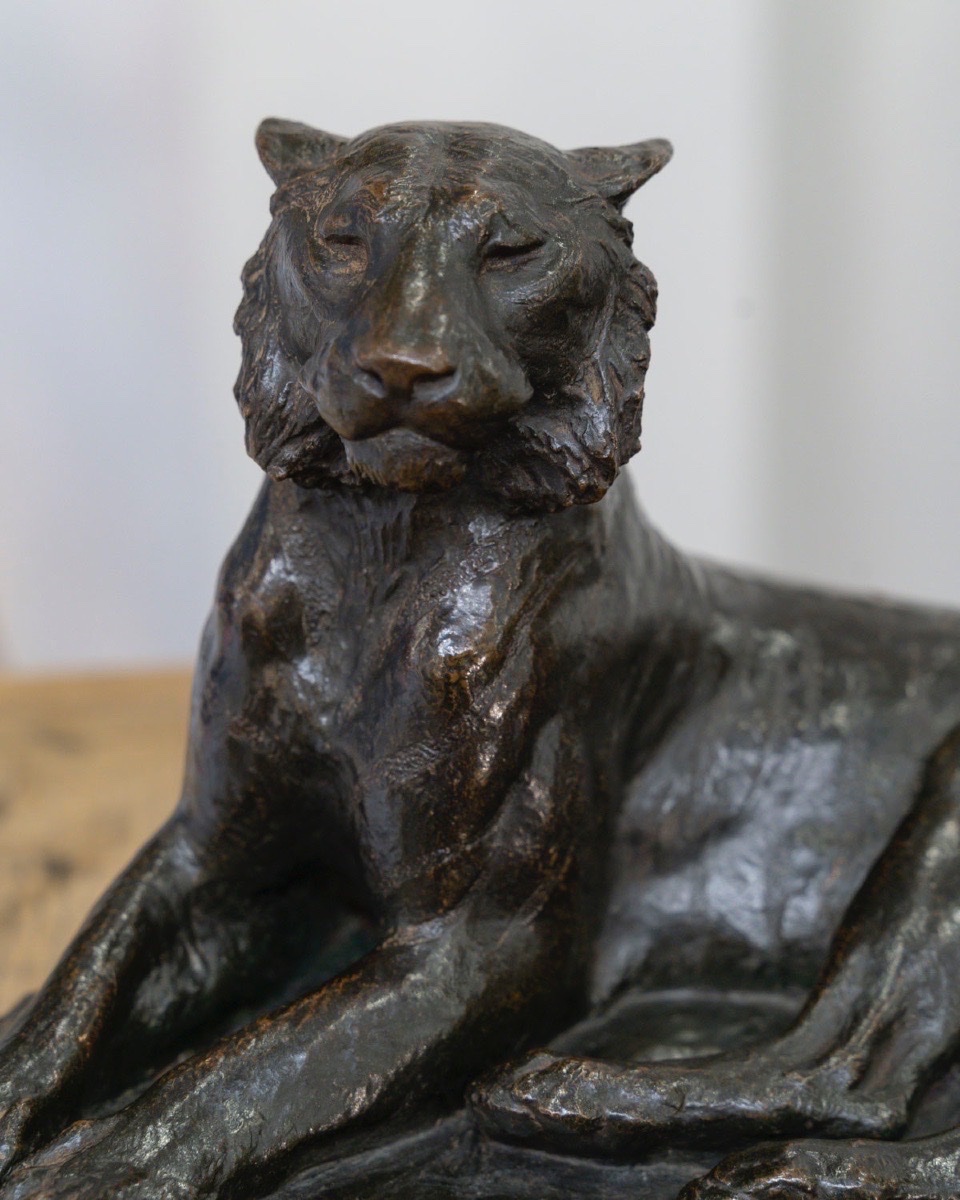 Sculpture - The Reclining Lioness , François Auguste Hippolyte Peyrol (1856–1929) - Bronze-photo-2