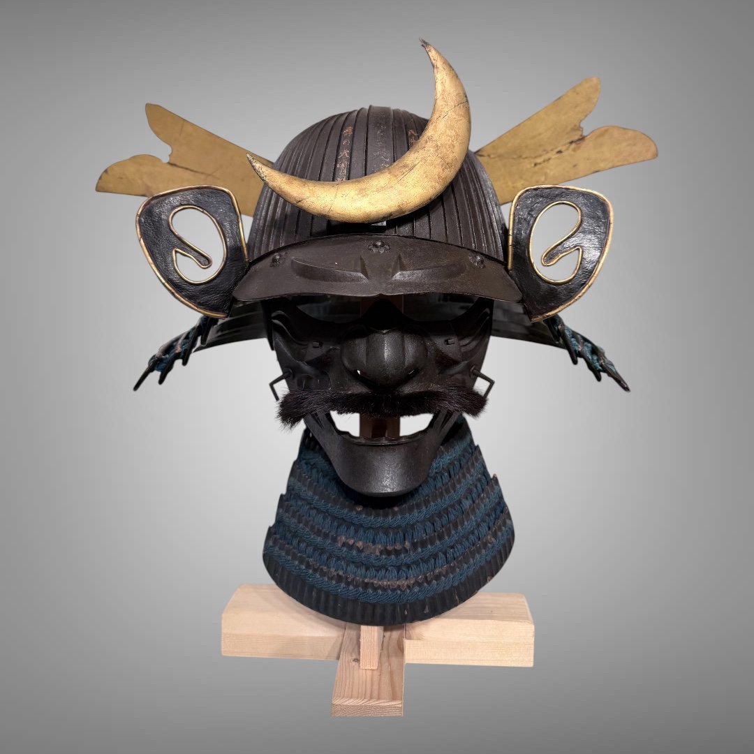 suji bachi kabuto signé Myochin  Munekane et son menpo 