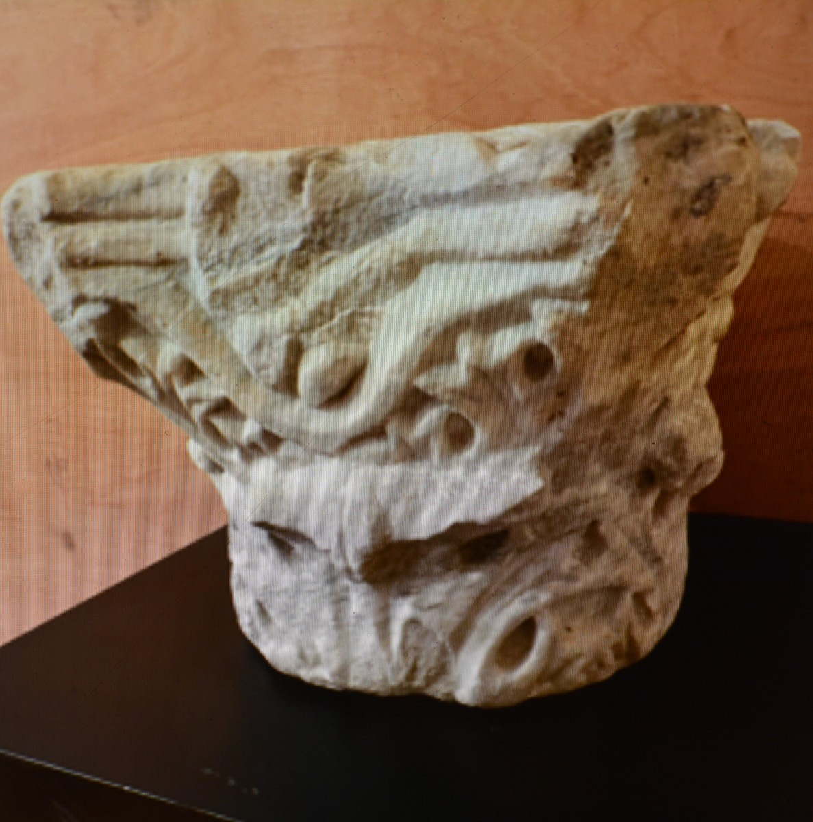 Chapiteau en marbre IIème siècle après JC-photo-4