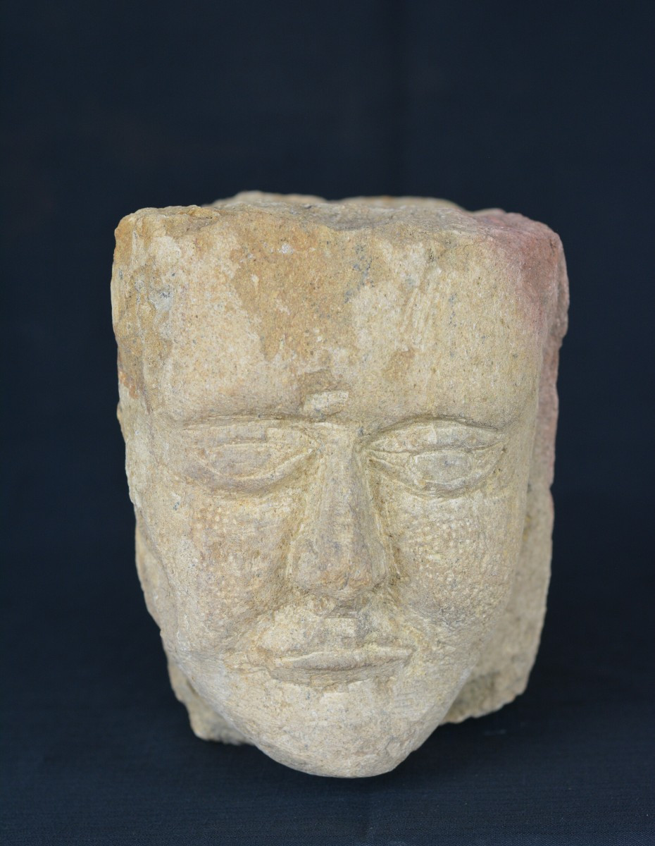 Modillon à tête d'homme XII ème siècle