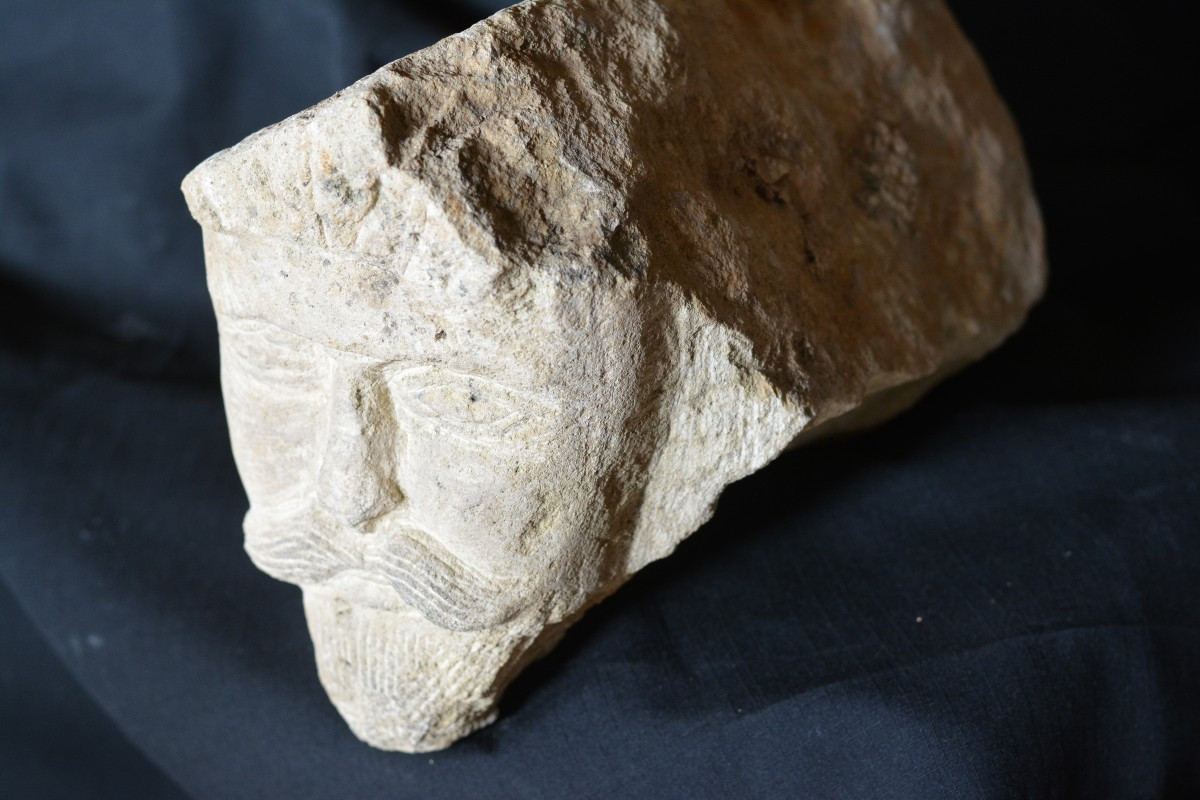 Modillon à tête d'homme à moustache roman-photo-2