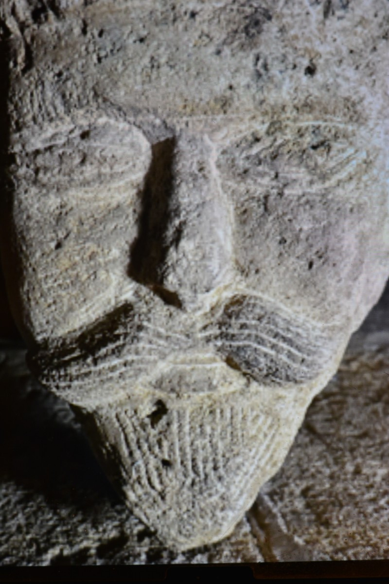 Modillon à tête d'homme à moustache roman-photo-4